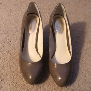 Naturalizer Daffy taupe heels